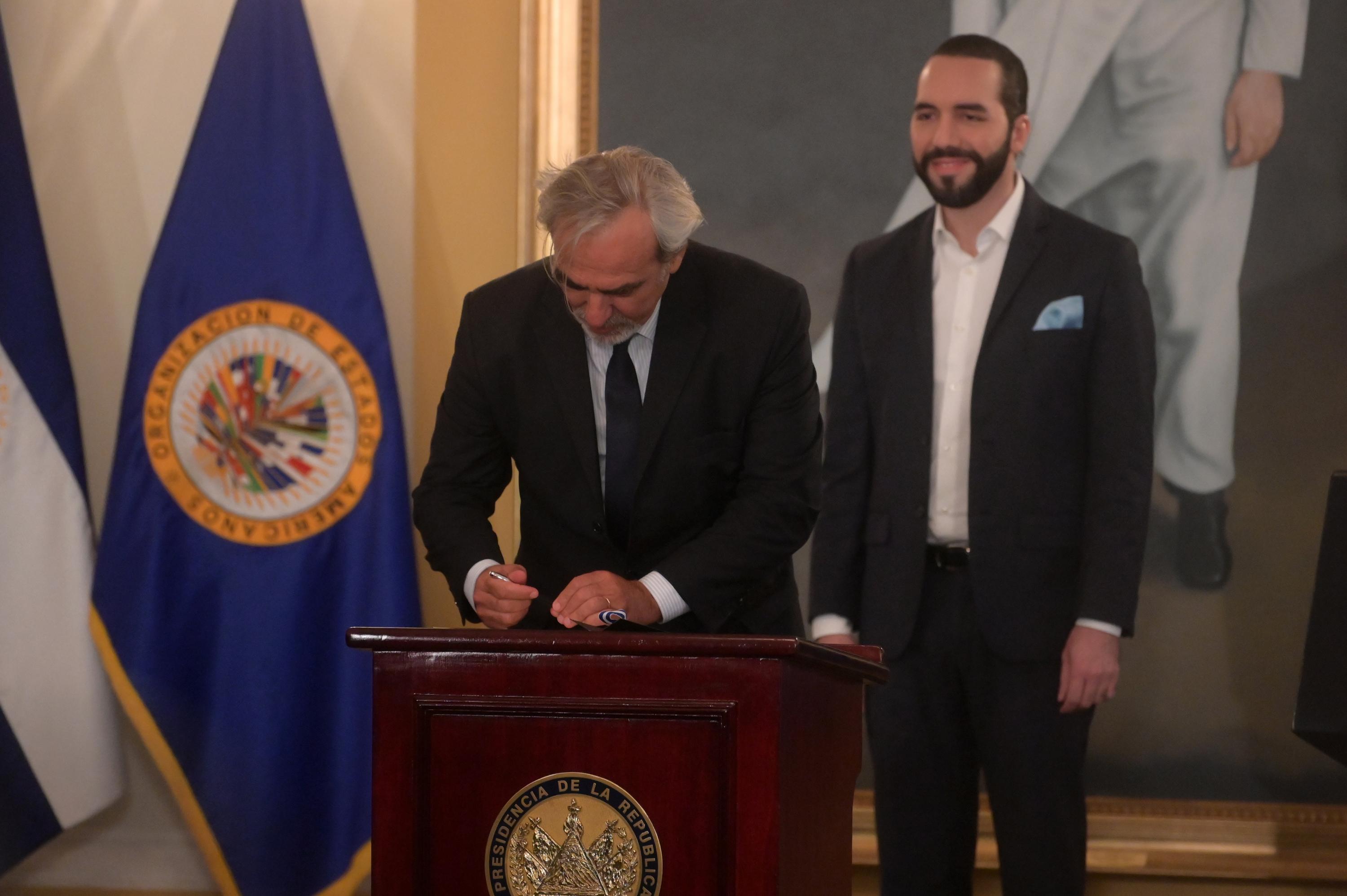 Luis Porto, enviado especial de la OEA, en la firma de instalación de una mesa técnica para buscar una Cicíes. 7 de septiembre de 2019.  Foto de Marvin Recinos/ AFP