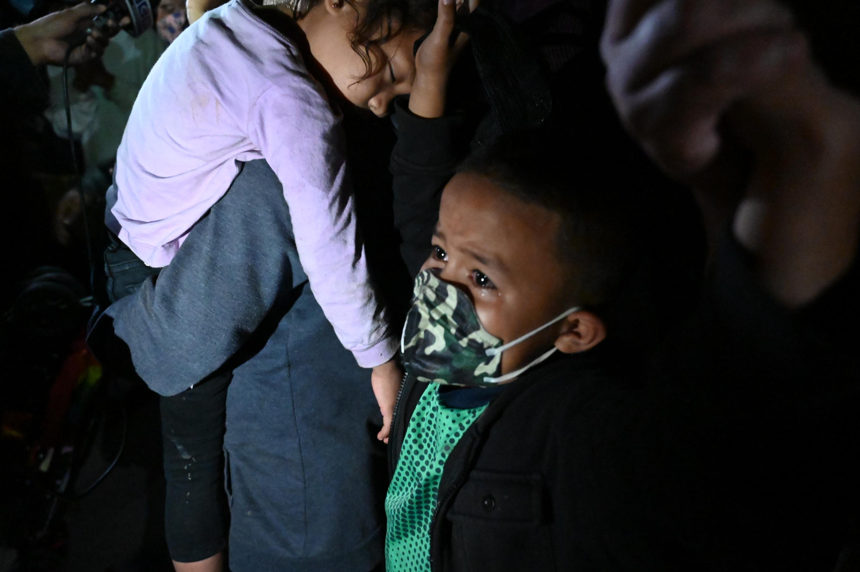 Un niño hondureño llora mientras la nueva caravana migrante se dirigía hacia El Florido, municipio de Copán, el 15 de enero de 2021. Unos 9,000 hondureños han cruzado a Guatemala como parte de la nueva caravana que se dirige a Estados Unidos. Foto: Orlando Sierra/ AFP