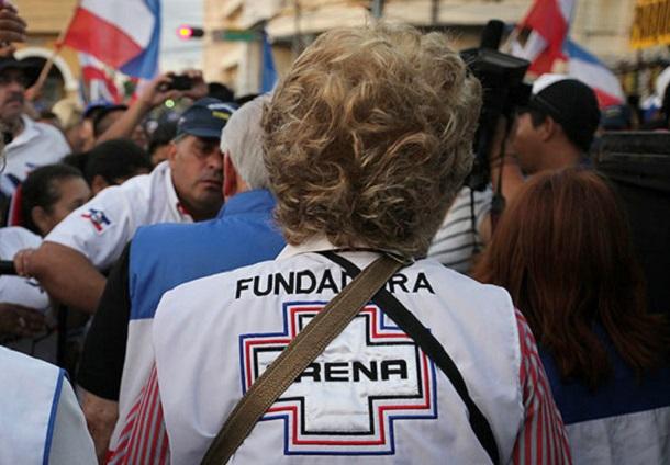 Gloria Salguero Gross, de espaldas, durante un mitin del partido Arena en la plaza Libertad de San Salvador, celebrado en enero de 2014. Foto archivo El Faro.