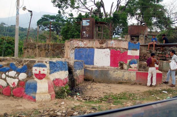 Monumentos #24 y #25 de la Tradición Cabezas de Jaguar pintados de campaña política en la pileta de la ex-hacienda La Labor. / Fotos cortesía de Federico Paredes.