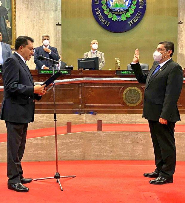 El presidente de la Asamblea Legislativa, Mario Ponce, juramenta a Roberto Antonio Anzora Quiroz como presidente de la Corte de Cuentas de la República para el periodo 2020-2023. Foto: Asamblea Legislativa.