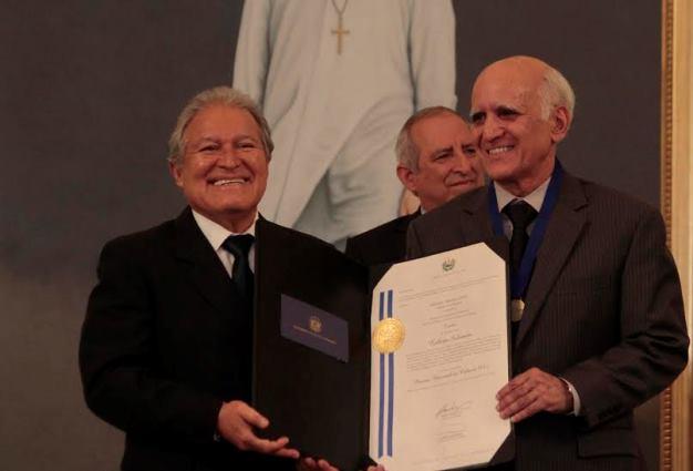 El presidente Sánchez Cerén y Roberto Salomón posan con el pergamino que lo inviste como Premio Nacional de Cultura 2014.