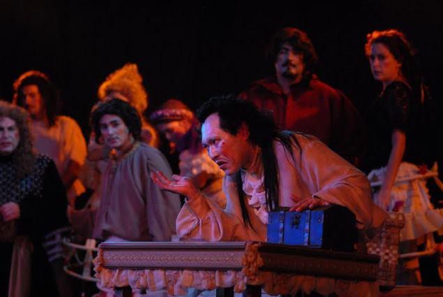 Tartufo, interpretado por César Pineda. Foto cortesía del Teatro Luis Poma
