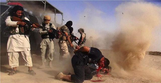 Fotografía distribuida por el grupo yihadista Al-Baraka news el 16 de junio 2014, que muestra a militantes ejecutando a miembros de las fuerzas de seguridad iraquíes en la frontera entre Irak y Siria. Foto archivo AFP.