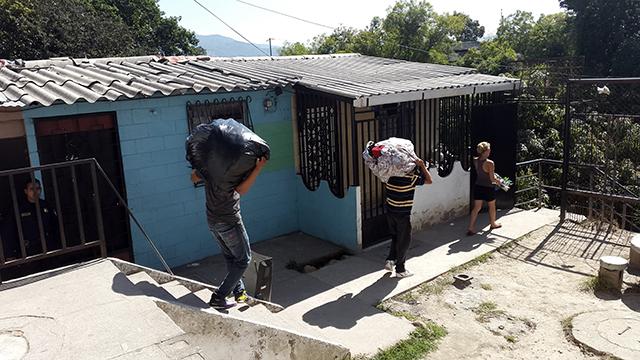 Más de una decena de familias huye de sus casas en el condominio San Valentín de Mejicanos.