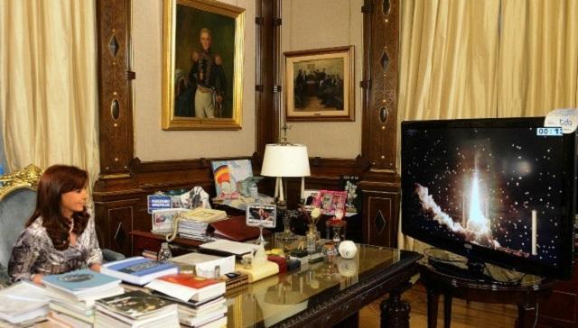 La presidenta de Argentina, Cristina Kirchner, observa por televisión el lanzamiento del Arsat-1, el primer satélite construido en América Latina. Foto cortesía Presidencia de Argentina.