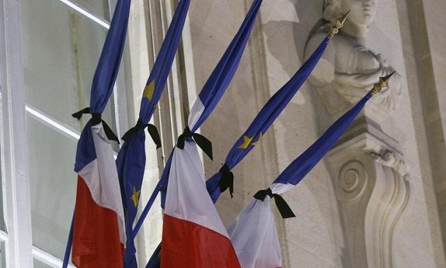 Banderas francesas y de la Unión Europea a media asta y con crespones negros en la fachada del Campo del Eliseo, la sede de la Presidencia en Francia, por el atentado terroristas contra la revista Charlie Hebdo. Foto Thierry Chesnot (AFP).