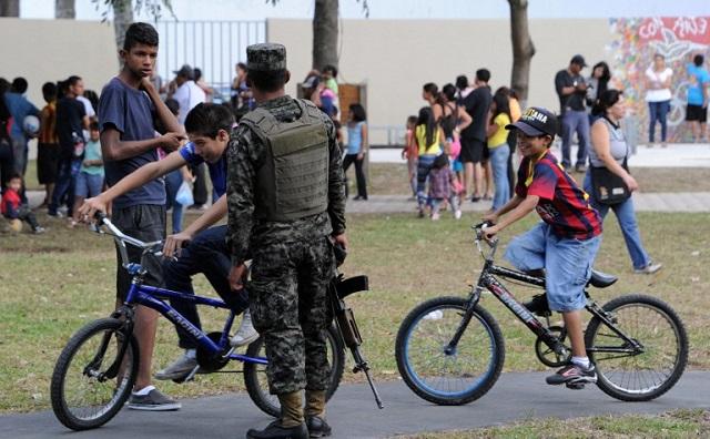 Un soldado custodia el parque recreativo San José de la Vega, que el gobierno acaba de inaugurar en Tegucigalpa, y en el que está prohibido el ingreso de pandilleros. En los próximos meses barirá más espacios en otras ciudades afectadas por el fenómeno de las pandillas- Foto Orlando Sierra (AFP).
