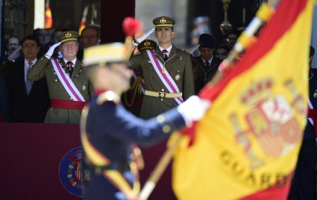 Felipe de Borbón, quien todo indica que se convertirá en jefe del Estado español bajo el nombre de Felipe VI. A su derecha, su padre: Juan Carlos I. Foto Pierre-Philippe Marcou (AFP).