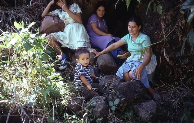 Campesinos se refugian al interior de una cueva en las cercanías de Santa Cruz, Victoria, Cabañas. En el interior de la cueva se observa el rostro de una joven. Noviembre de 1981. Foto cortesía de Philippe Bourgois.