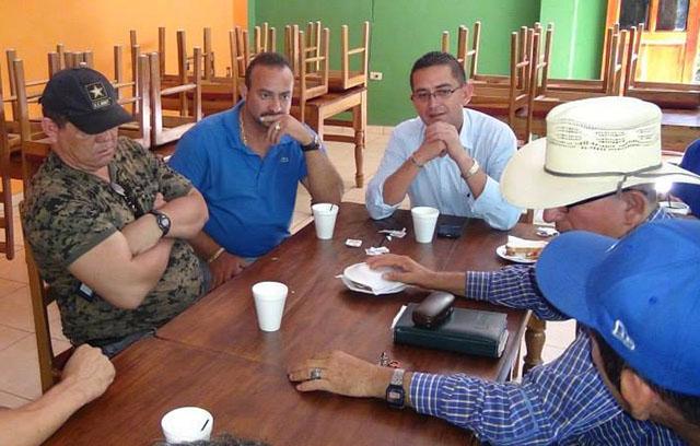 El diputado Reynaldo Cardoza junto a Wilver Rivera Monge (camisa azul, segundo desde la izquierda) en una fotografía de la cuenta de Facebook del diputado Cardoza.