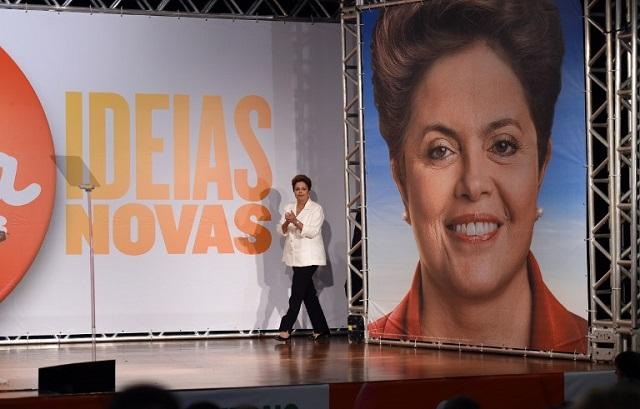 Dilma Rousseff, presidenta de Brasil que aspira a un segundo mandato, tendrá que medirse en segunda vuelta en las urnas con el socialdemócrata Aecio Neves. Foto Evaristo Sa (AFP).