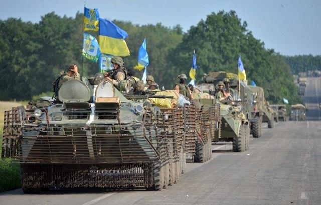 Blindados ucranianos en las afueras de Sloviansk, una ciudad de Ucrania oriental recuperada en julio a los milicianos prorrusos que proclamaron la República Popular de Donetsk. Foto archivo El Faro.