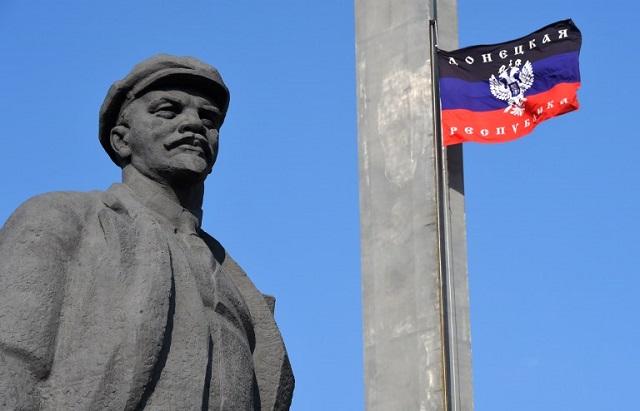 Una bandera de la autoproclamada República Popular de Donetsk ondea en la plaza de esta ciudad ubicada en el este de Ucrania, sobre una vieja estatua de Lenin. Foto archivo El Faro.
