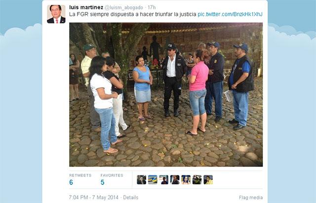 Foto de la cuenta de Twitter del Fiscal General de la República Luis Martínez escuchando a familiares de personas asesinadas en El Mozote.