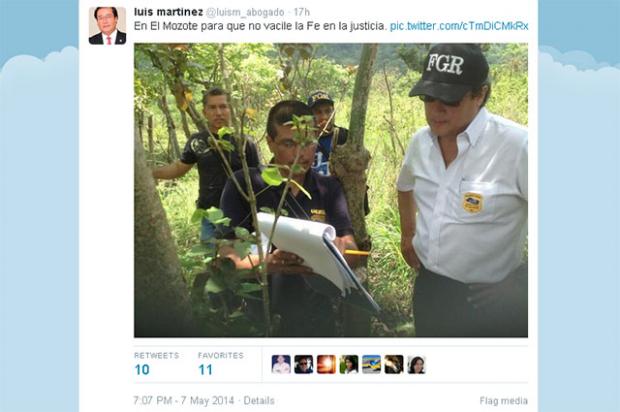Foto de la cuenta de Twitter del Fiscal General Luis Martínez escuchando las palabras del criminalista Israel Ticas en un levantamiento de campo en El Mozote.