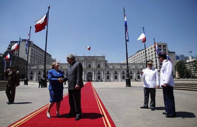 Imagen de archivo de la presidenta de Chile, Michelle Bachelet, junto al expresidente de Paraguay, Fernando Lugo, frente al Palacio de La Moneda. Foto archivo El Faro.