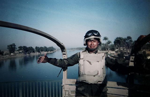 Samuel González Toloza posa para una foto al lado del río Eufrates en Najaf. 