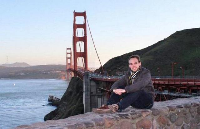 Andreas Lubitz, posando frente al Golden Gate Brigde, en California, es el copiloto del avión de Germanwings que se estrelló en los Alpes suizos el miércoles 25 de marzo de 2015. Investigaciones dadas a conocer por autoridades francesas arrojan que Lubitz estrelló el avión de manera deliberada. La foto fue tomada de las redes sociales (Foto: AFP)