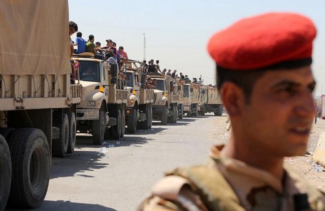 Un soldado iraquí custodia la caravana de camiones llenos de voluntarios que desde Bagdad partieron en junio del año pasado a tratar de frenar el avance del Estado Islámico, sin éxito. Foto archivo El Faro.