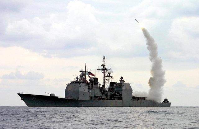 Imagen de archivo del lanzamiento de un misil Tomahawk desde el crucero USS Cape St. George, de la Marina estadounidense. Las posiciones del Estado Islámico en Siria han sido atacadas también desde el aire. Foto Wikimedia Commons.