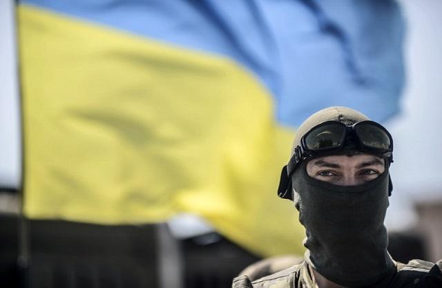 Un soldado ucraniano vigila posiciones en un pueblo llamado Debaltseve, en la región separatista de Donetsk, al este de Ucrania. Foto archivo El Faro.