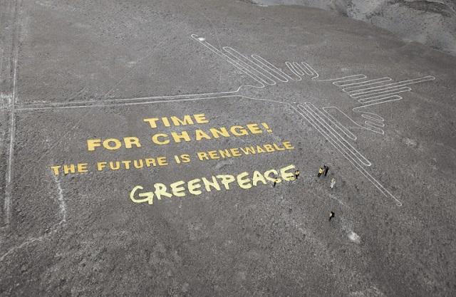 Toma aérea de la acción realizada por Greenpeace el 8 de diciembre de 2014 en las líneas de Nazca, en Perú, que le ha supuesto problemas con la Justicia peruana por supuestos daños irreversibles en el geoglifo. Foto AFP.