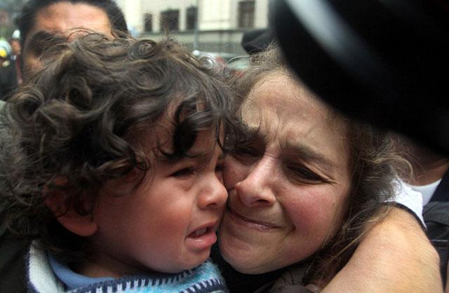 Lori Berenson abraza a su hijo de dos años antes de entregarse a las bartolinas de lo juzgados en Lima, Perú, en agosto de 2010. La corte revocó una sentencia que permitía libertad condicional a Berenson después de cumplir 15 años en prisión. Fue liberada después. Foto AFP