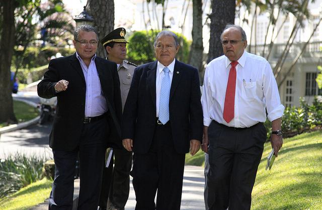 De izquierda a derecha: Manuel Melgar, secretario privado; Salvador Sánchez Cerén, presidente de la República y Hato Hasbún, exsecretario de gobernabilidad (fallecido el 30 de agosto de 2017). Foto cortesía de Casa Presidencial