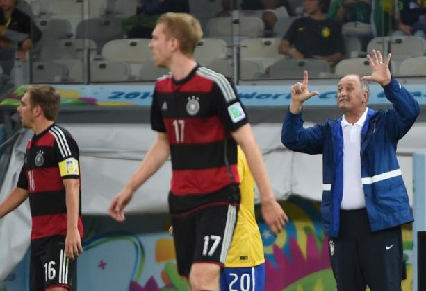 El entrenador de Brasil, Luiz Felipe Scolari, casualmente señala con sus dedos el 