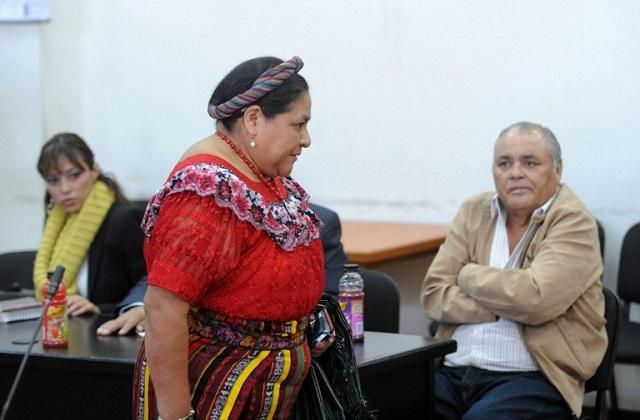 La Premio Nobel de la Paz e hija de uno de los fallecidos, Rigoberta Menchú, pasa frente a Pedro Garcia Arredondo, el oficial de la Policía de Guatemala condenado a 90 años de prisión por la masacre en la Embajada de España, ocurrida en enero de 1980. Foto Johan Ordóñez (AFP).