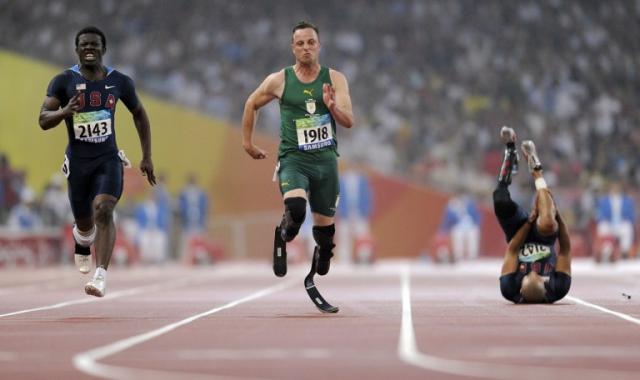 El surafricano Óscar Pistorius gana los 100 metros planos el 9 de septiembre de 2008, en las Paraolimpiadas de Pekín. Foto archivo El Faro.