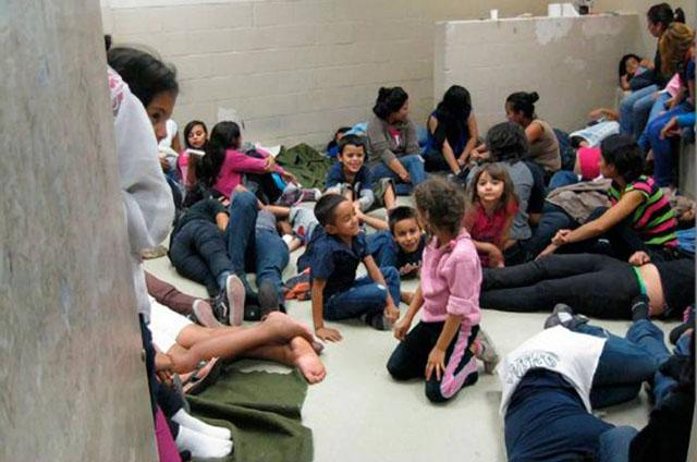 Migrantes con niños apresados por la Border Patrol en la frontera de Estados Unidos y México en mayo de 2014. Foto archivo El Faro.