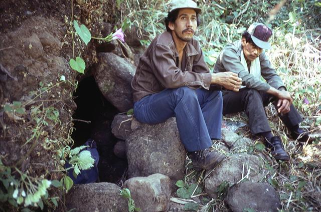 Campesinos se refugian al interior de una cueva en las cercanías de Santa Cruz, Victoria, Cabañas. Noviembre de 1981. Foto cortesía de Philippe Bourgois.