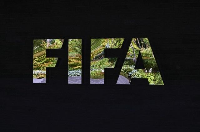 El logo de FIFA hecho con espejos, ubicado en la sede central del organismo en Zurich, Suiza. Foto Michael Buholzer (AFP).