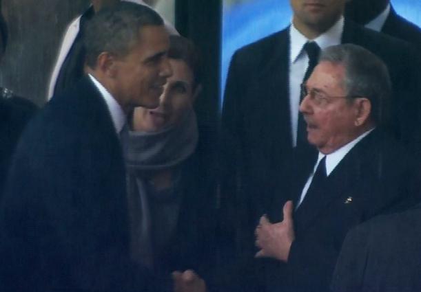 Barack Obama y Raúl Castro se saludaron en diciembre pasado durante los funerales de Nelson Mandela, en Sudáfrica. Foto archivo El Faro.