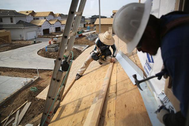 Migrantes trabajan en la construcción de viviendas en Denver, Colorado. Foto AFP/ John Moore