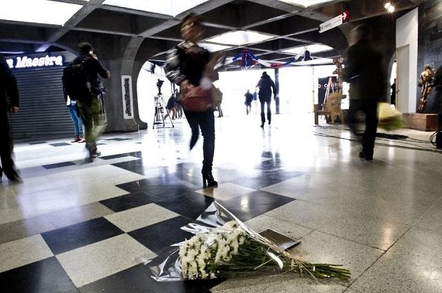 Un ramo de flores permanece en el suelo de la estación del metro 