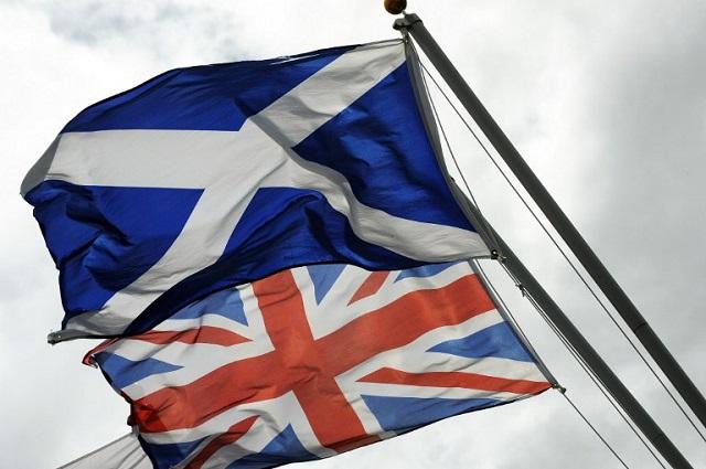 Banderas de Escocia (arriba) y el Reino Unido. Foto Andy Buchanan (AFP).