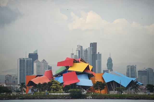 Así luce por fuera el Museo de la Biodiversidad, inaugurado este 30 de septiembre de 2014 en Ciudad de Panamá. El edificio es obra del arquitecto Frank Gehry, y su construcción se ha demorado ocho años. Foto Rodrigo Arangua (AFP).