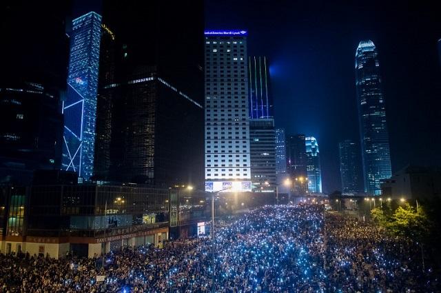 Imagen del centro financiero de Hong Kong (China) tomada este martes, 30 de septiembre de 2014. Miles de chinos se manifiestan desde hace varios días a favor de una apertura de democrática del régimen. Foto Philippe López (AFP).