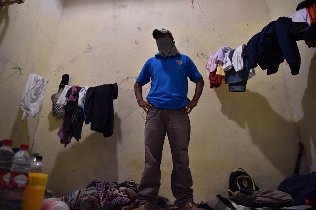 Un estudiante de la escuela rural para profesores Raúl Isidro Burgos, en Ayotzinapa, enseña el cuarto en el que residían algunos de sus compañeros desaparecidos. Foto Yuri Cortez (AFP).