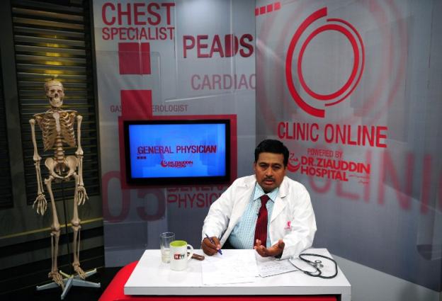 El doctor Nadim Uddin Siddiqui responde en directo preguntas sobre sexo en un programa de televisión que se produce en Karachi, Pakistán, país musulmán en el que el sexo se considera un tema tabú. Foto Asif Hassan (AFP).