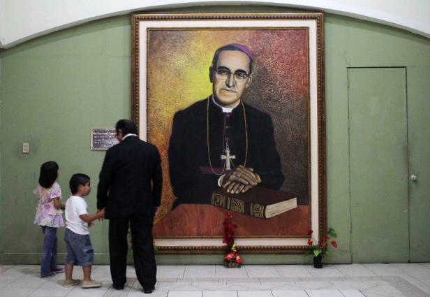 Retrato de Monseñor Romero ubicado en catedral Metropolitana, en San Salvador, donde su figura se venera como si fuera santo desde hace muchos años. Foto AFP.