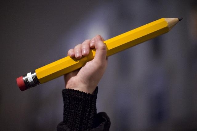El lapicero, tradicional herramienta de trabajo de los caricaturistas, se ha convertido en un símbolo en las manifestaciones de solidaridad con la revista satírica Charlie Hebdo, como esta de Londres. Foto Justin Tallis (AFP).