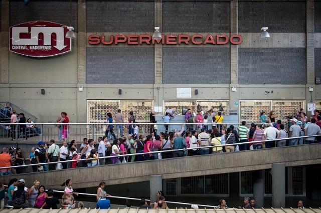 Cola para acceder a un supermercado de Caracas, tomada el lunes 13 de enero de 2015. Foto archivo El Faro.