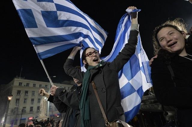 Seguidores del partido de izquierda Syriza celebran en las calles de Atenas el aplastante triunfo en las legislativas, un gane que pone fin a cuatro décadas de bipartidismo en Grecia. Foto Aris Messinis (AFP)