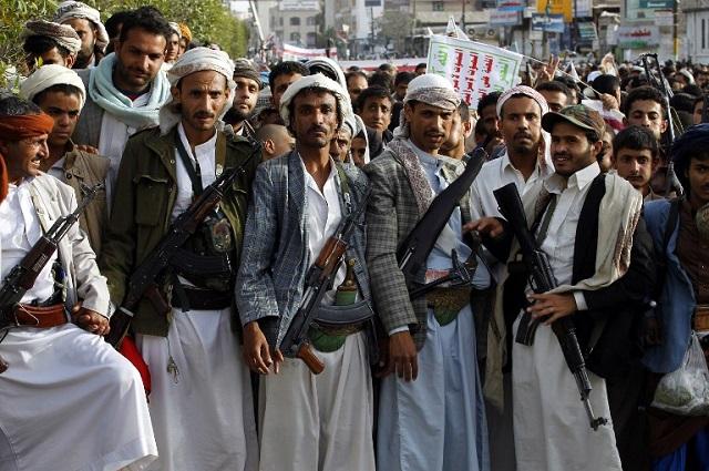 Simpatizantes hutíes (chiitas) se pasean armados y desafiantes por las calles de Saná, la capital de Yemen. El conflicto yemení es el más reciente en el que Irán y Arabia Saudí están midiendo fuerzas. Foto Mohammed Huwais (AFP).