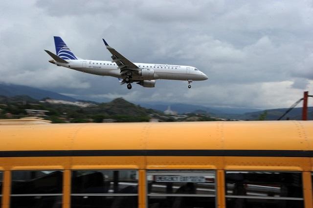 Ubicado dentro de Tegucigalpa, el Aeropuerto Internacional de Toncontín está considerado uno de los más peligrosos del mundo. Con la reconversión de Palmerola está previsto que deje de ser el referente aeronáutico de la capital. Foto Orlando Sierra (AFP).