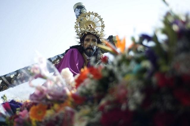 Este es el Jesús Nazareno de la Merced, que las Fuerzas Armadas de Guatemala han anunciado que ascenderán a general del Ejército, medida a la que se opone el arzobispo de Guatemala. Foto Johan Ordoñez (AFP).